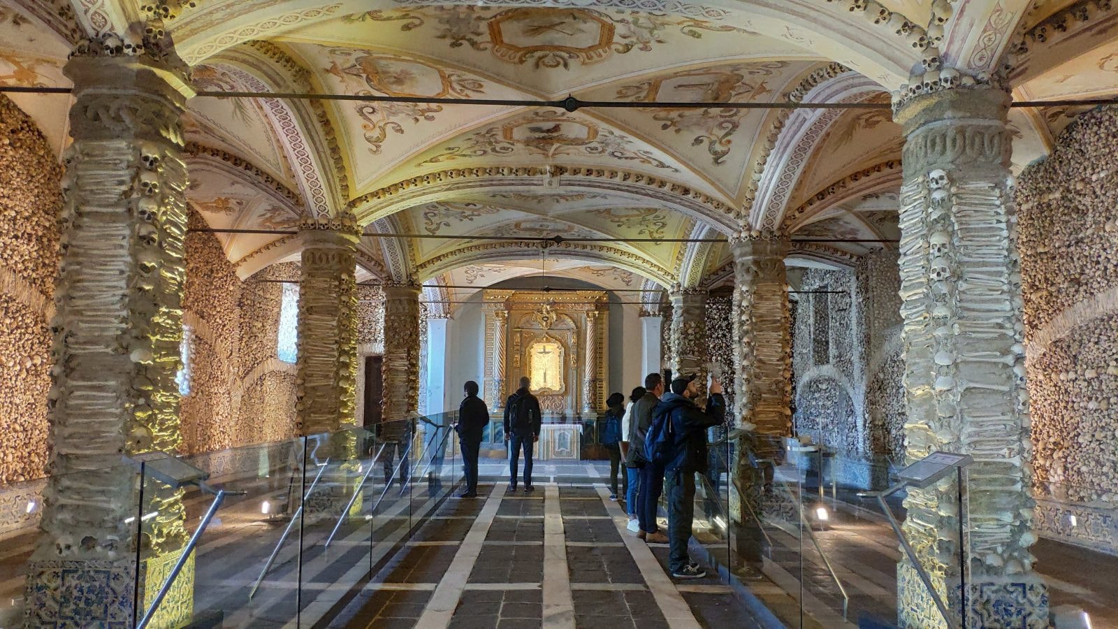Kaplica czaszek w Portugalii / źródło: Wikimedia Commons, CC-BY-SA-4.0
