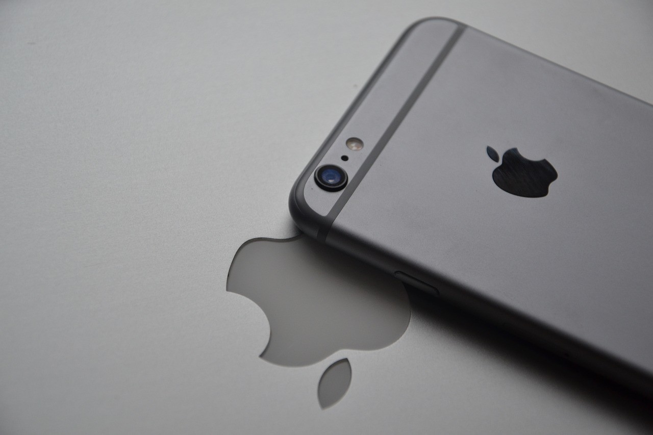Pierwszym składakiem od Apple’a nie będzie iPhone. W dodatku zadebiutuje niedługo