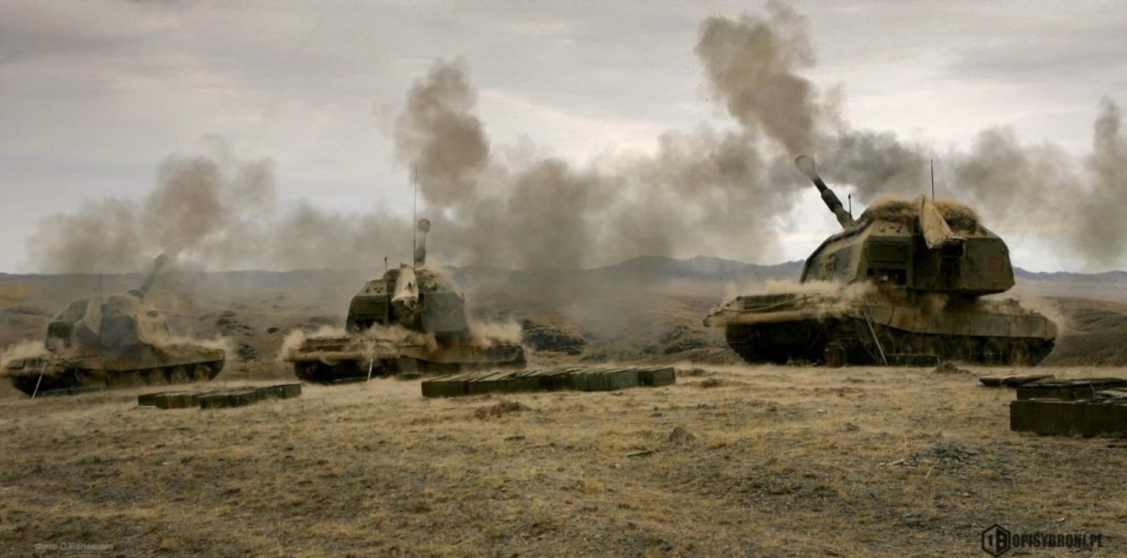 Rosyjskie artylerie 2S19M2 podczas ostrzału
