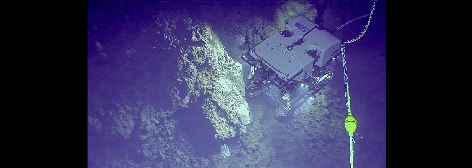 Tajemniczy złoty obiekt na dnie oceanu. Coś próbowało z niego wyjść lub wejść do środka