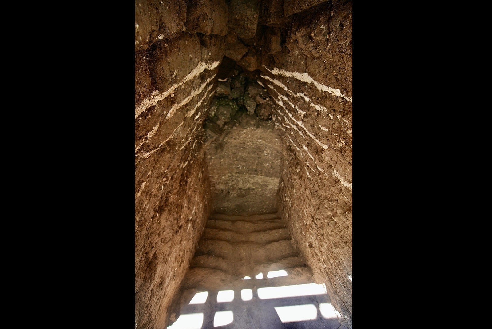 Mająca tysiące lat budowla zadziwia badaczy. Tajemniczy tunel i prowadzące pod ziemię schody zostały celowo zasypane