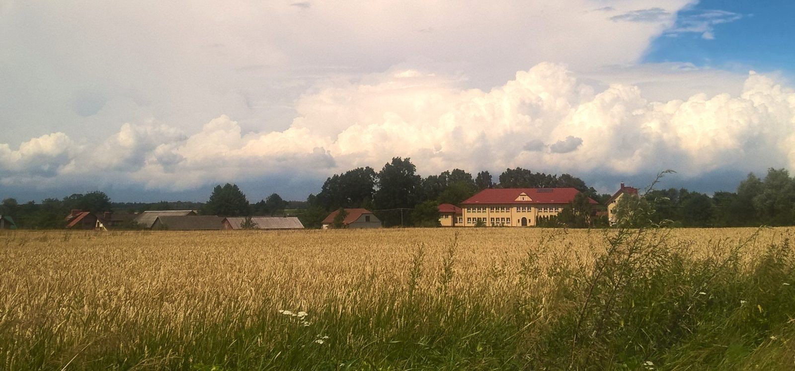 Widok na wieś Potok Górny / źródło: Roch Mściwój, Wikimedia Commons, CC-BY-SA-4.0
