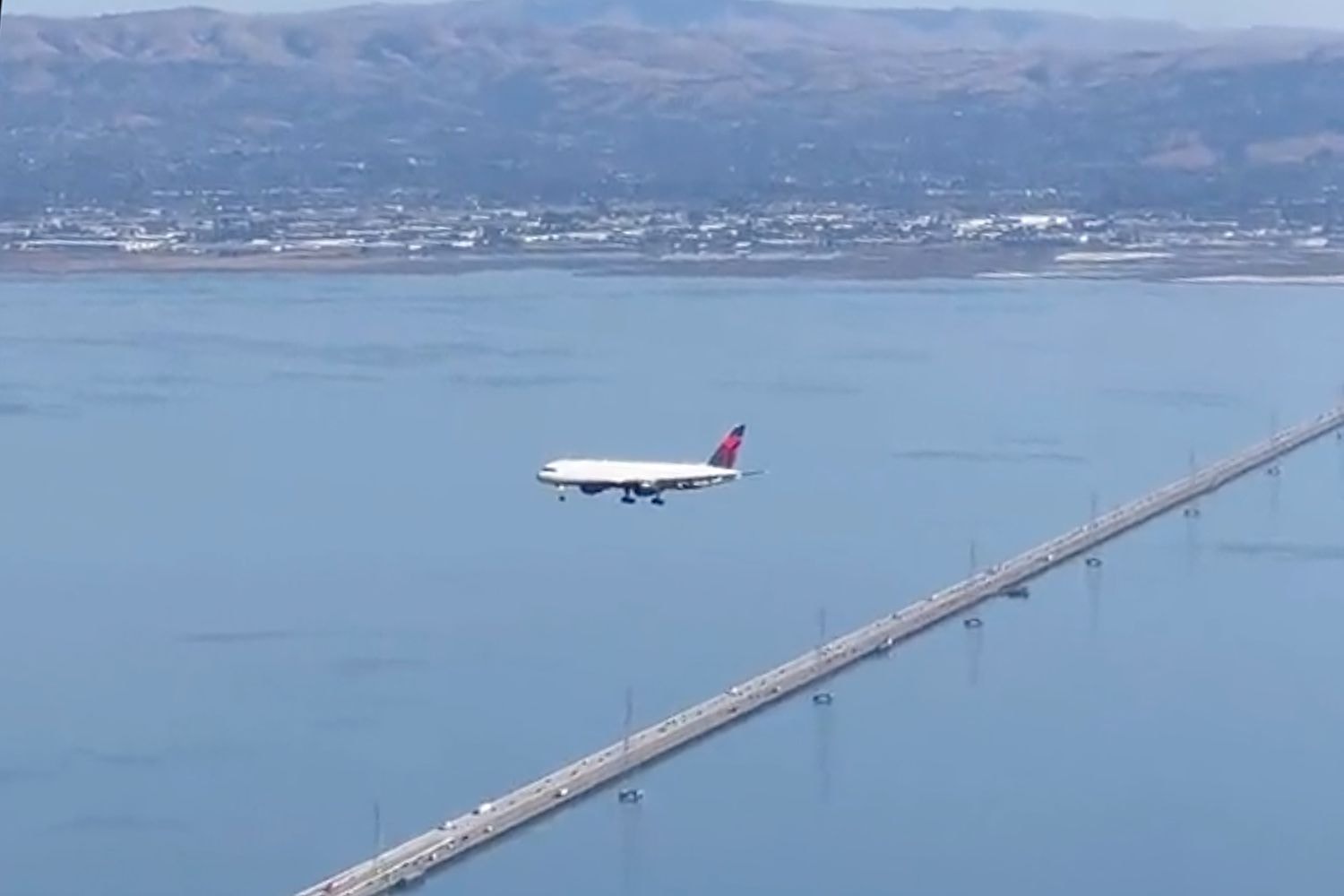 Ten samolot “zamrożony” w powietrzu to przykład paralaksy /Fot. YouTube
