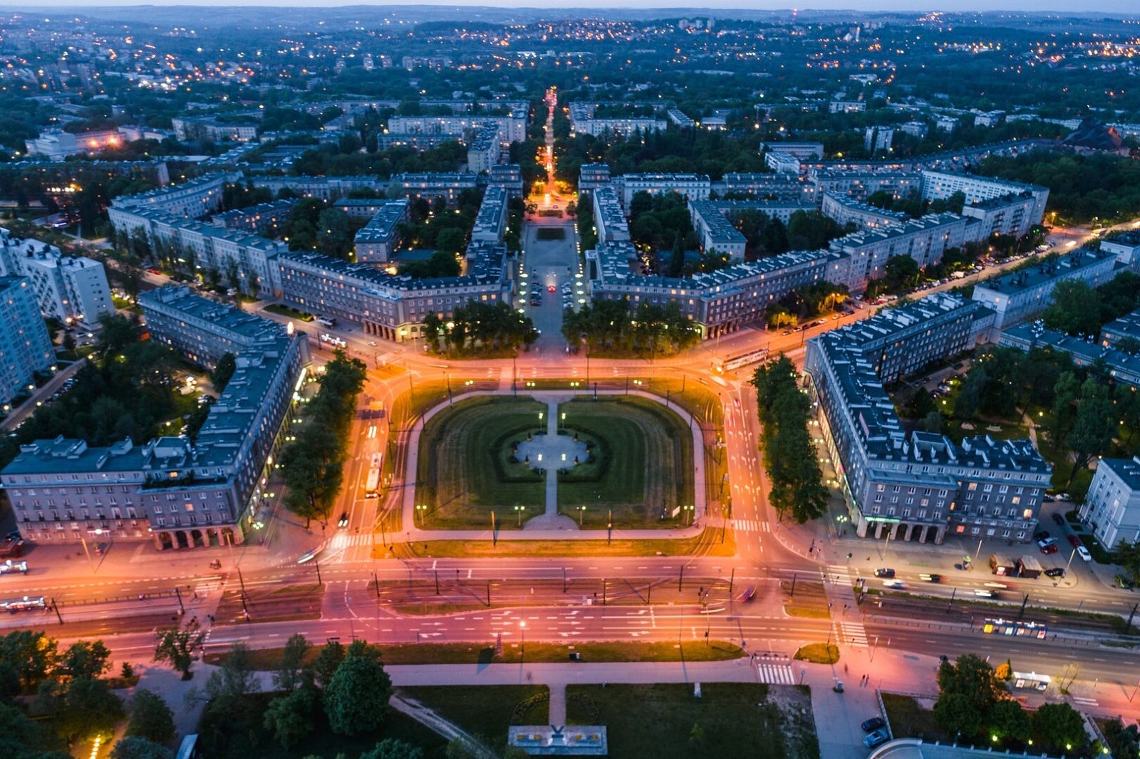 Nowa Huta nocą / źródło: Pawelsuder, Wikimedia Commons, CC BY-SA 4.0
