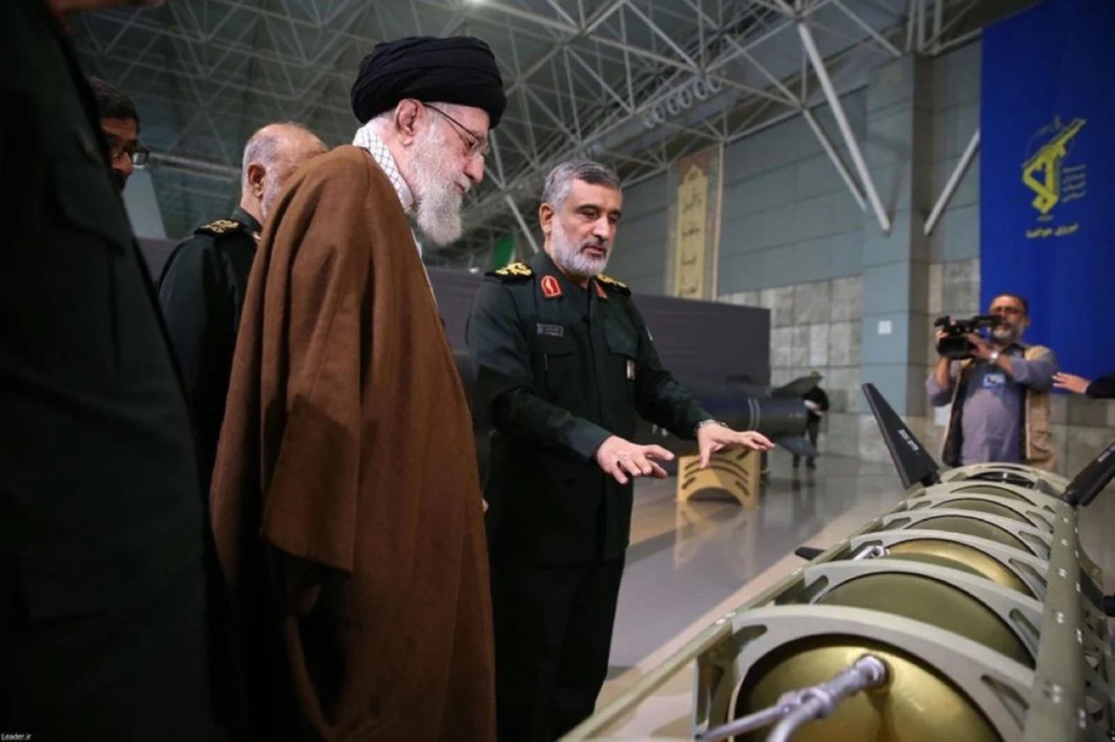 Ten pocisk ma omijać każdą obronę przeciwlotniczą. Iran pochwalił się nową bronią