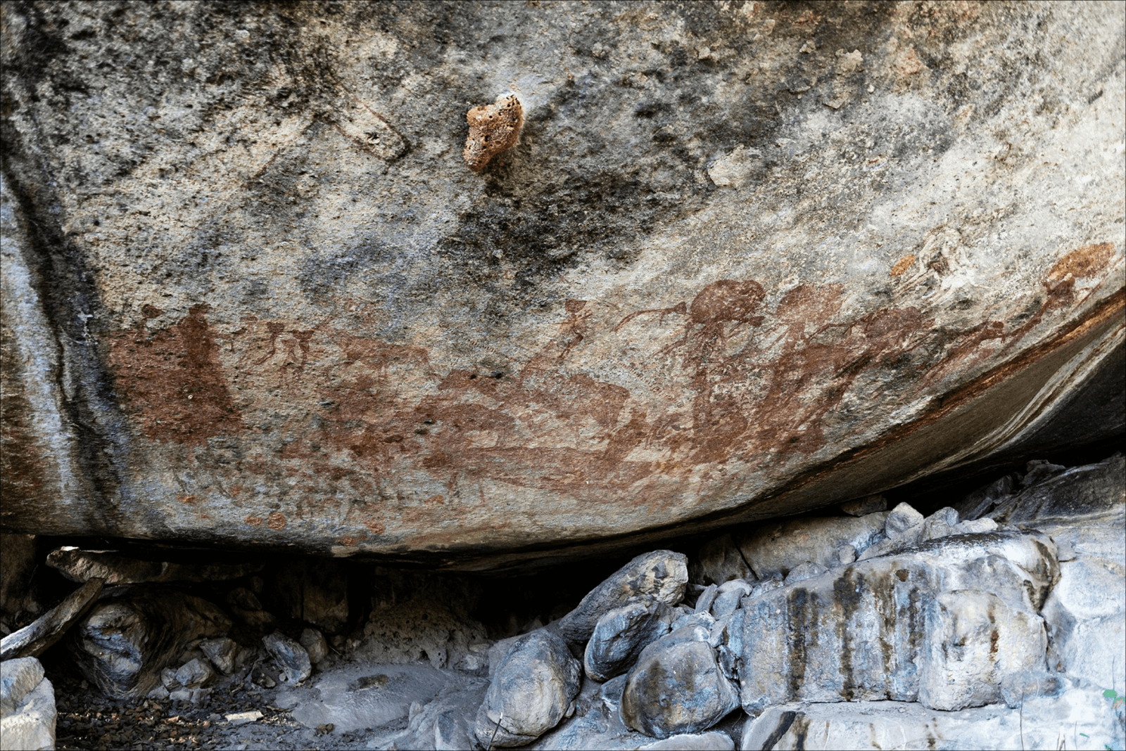 Widok ogólny malowideł Amak&#8217;hee 4 (fot. M. Grzelczyk) / źródło: https://doi.org/10.15184/aqy.2020.246, CC-BY-4.0
