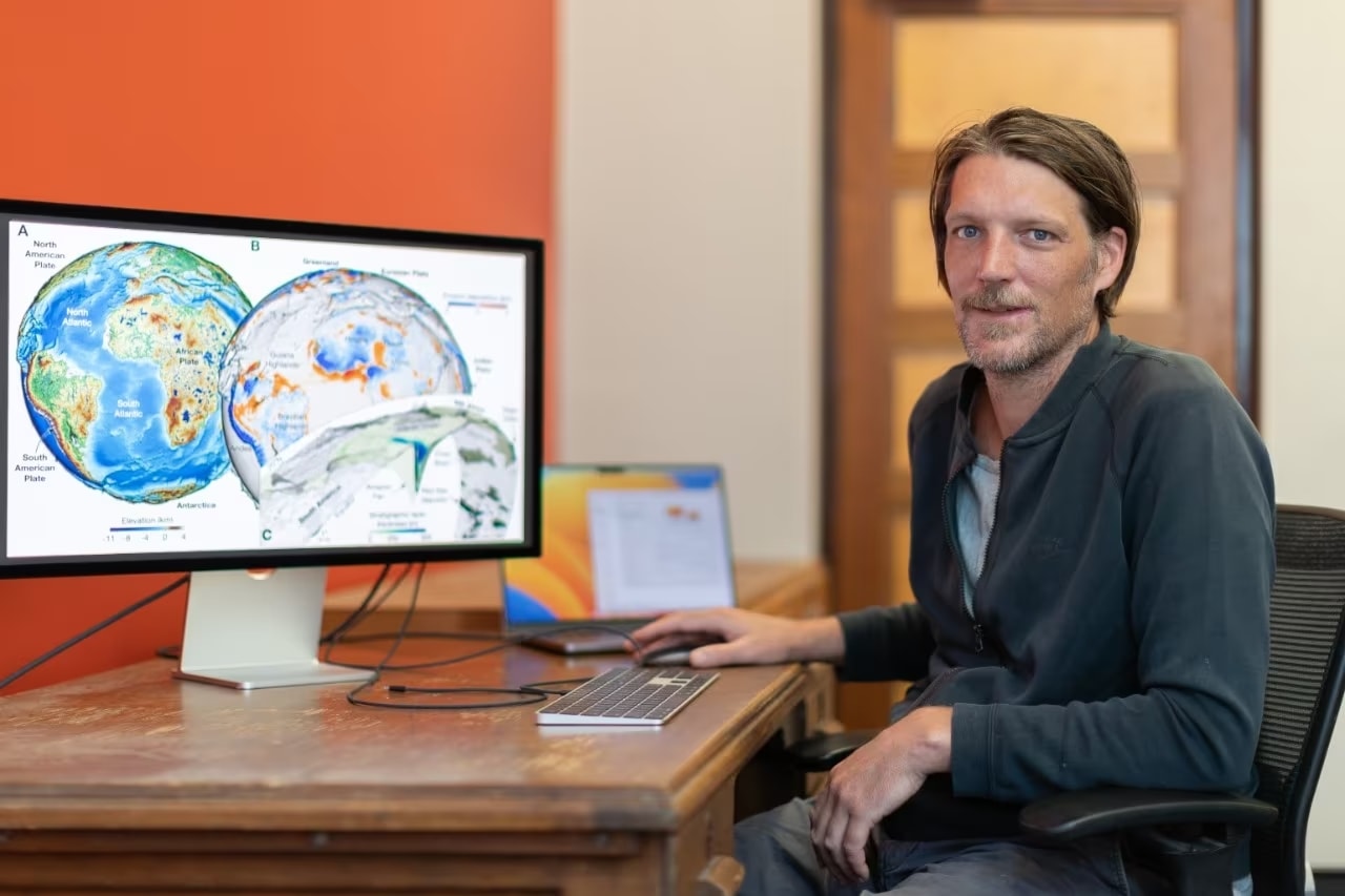 Dr Tristan Salles w swoim gabinecie na Uniwersytecie w Sydney. Źródło: Stefanie Zingsheim/Uniwersytet w Sydney, www.sydney.edu.au
