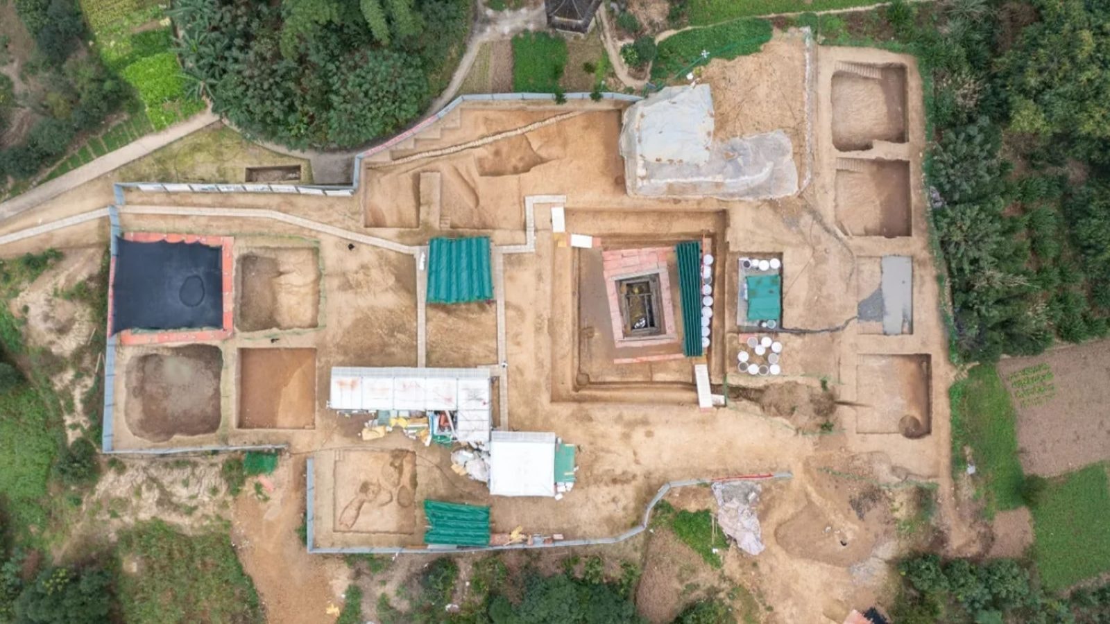 Zagadkowe drewniane elementy w grobie sprzed 2000 lat. Archeolodzy mają teorię na temat ich pochodzenia