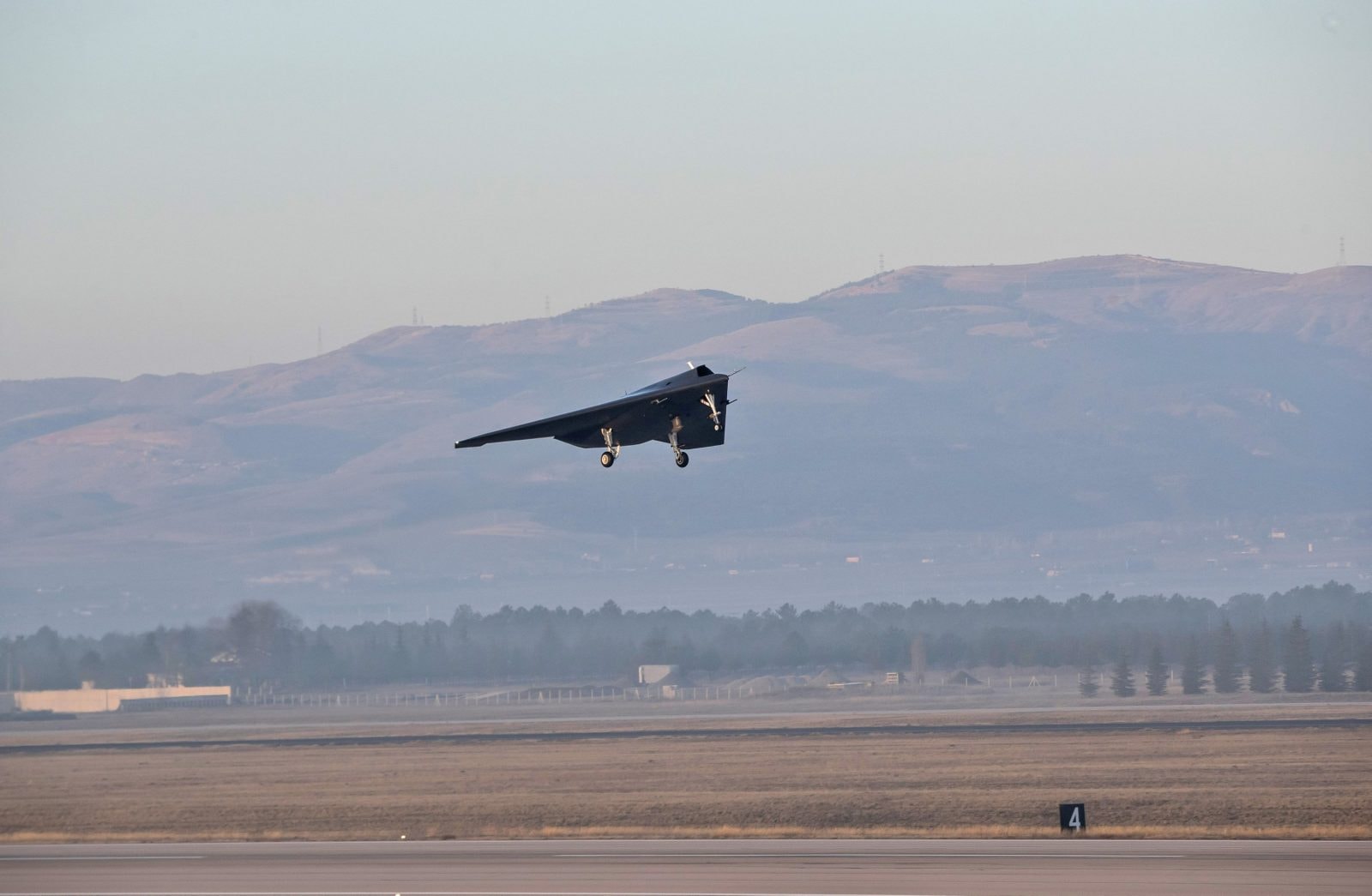 Dron Anka-3 podczas dziewiczego lotu w Ankarze /Fot. AA Photo
