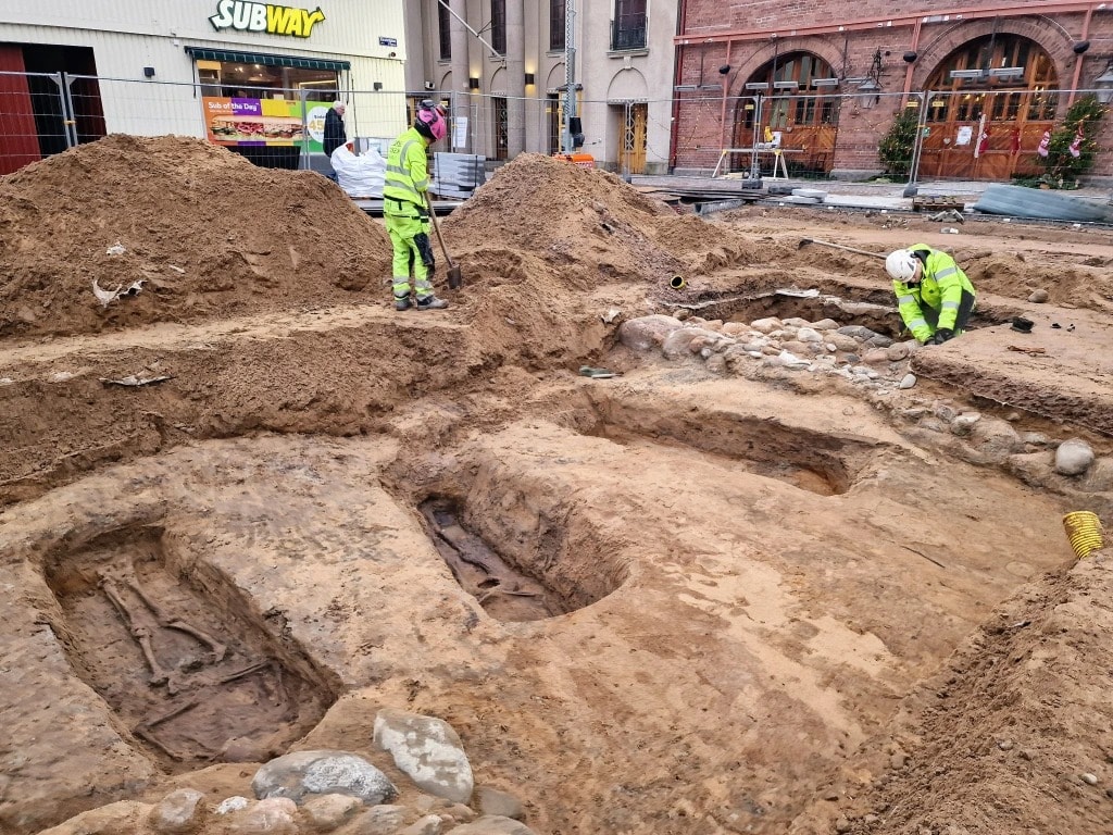 Ogromny miecz znaleziony na terenie europejskiego miasta. Właściciel broni był prawdziwym gigantem