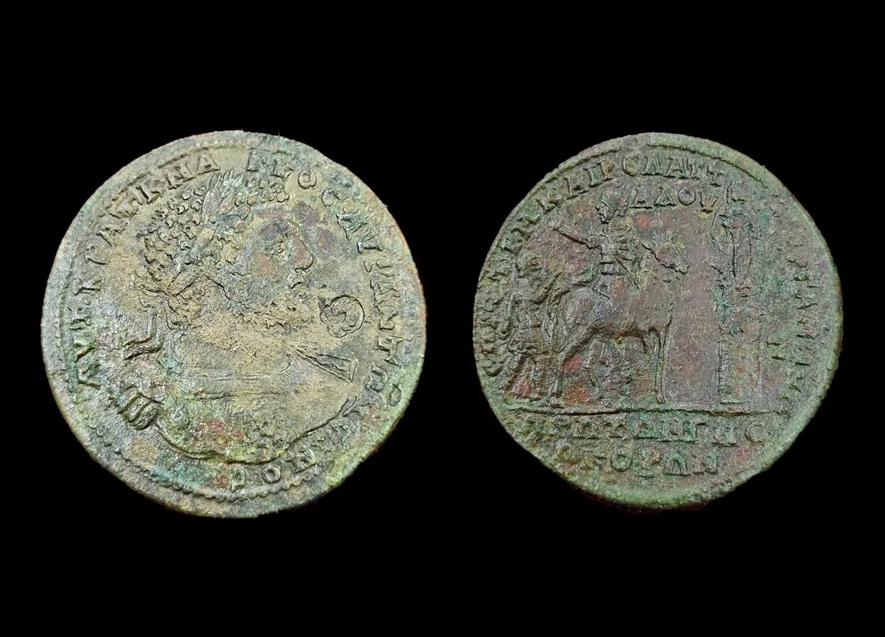 Medalion rzymskiego cesarza spoczywał na cmentarzu. Archeolodzy znaleźli też butelki o zaskakującym przeznaczeniu