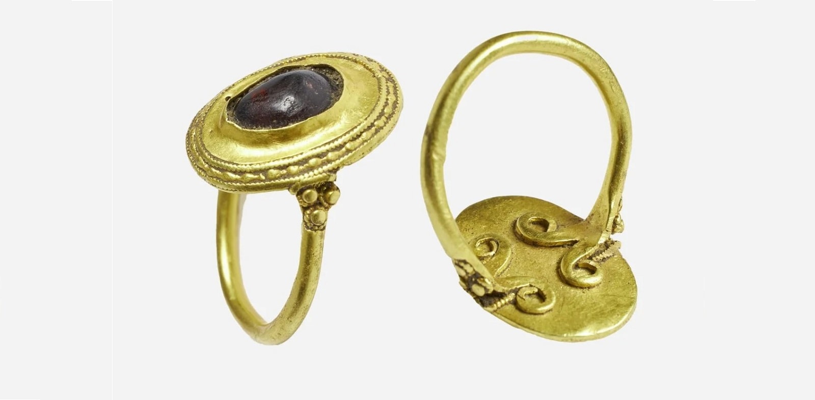 Rodzina o wielkich możliwościach, której istnienie stanowiło tajemnicę. Zidentyfikowano ją na podstawie pierścienia