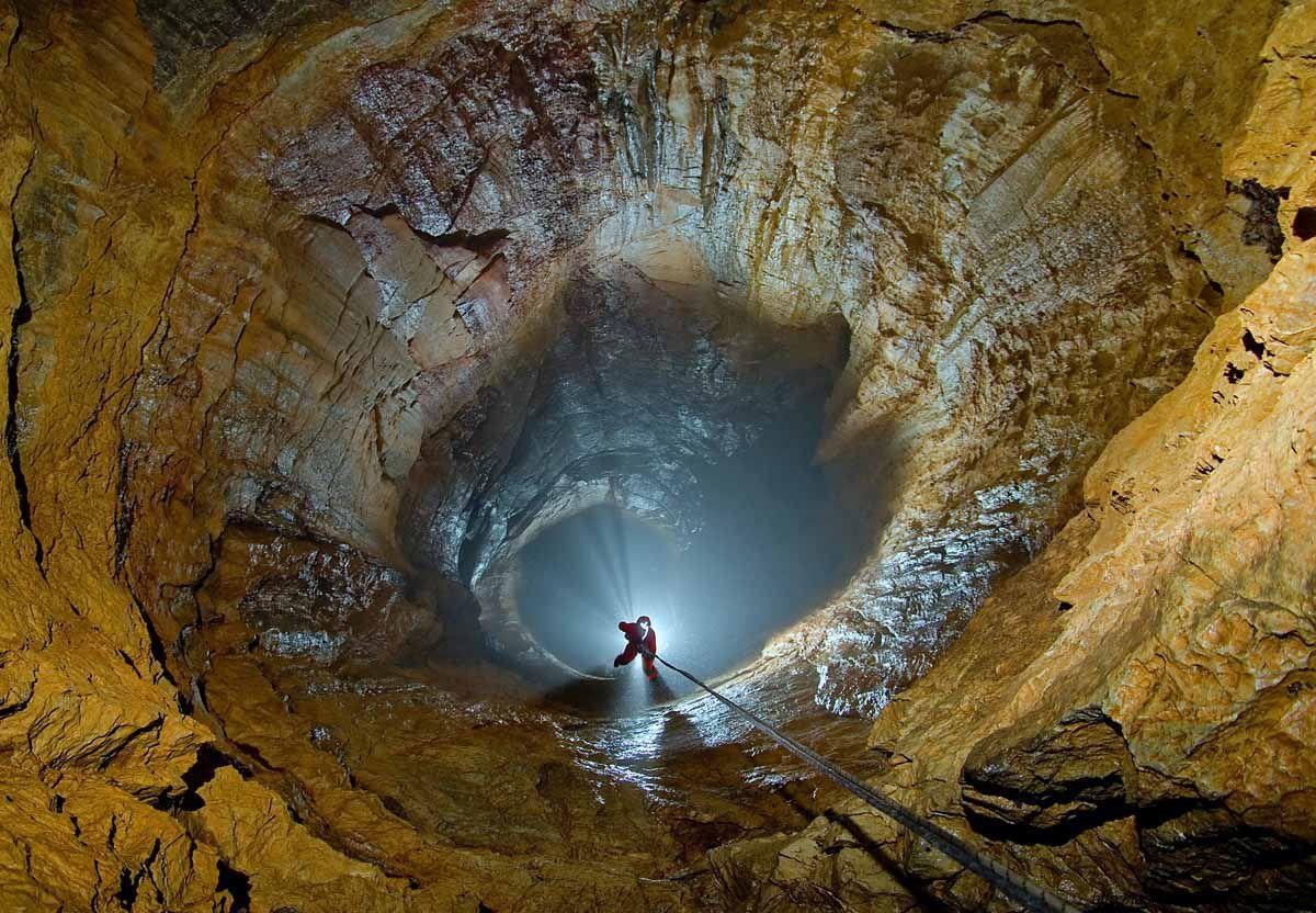 Wielka Studnia w Jaskini Wielkiej Śnieżnej w Tatrach / źródło: Państwowy Instytut Geologiczny &#8211; Państwowy Instytut Badawczy, Jan Kućmierz, Wikimedia Commons
