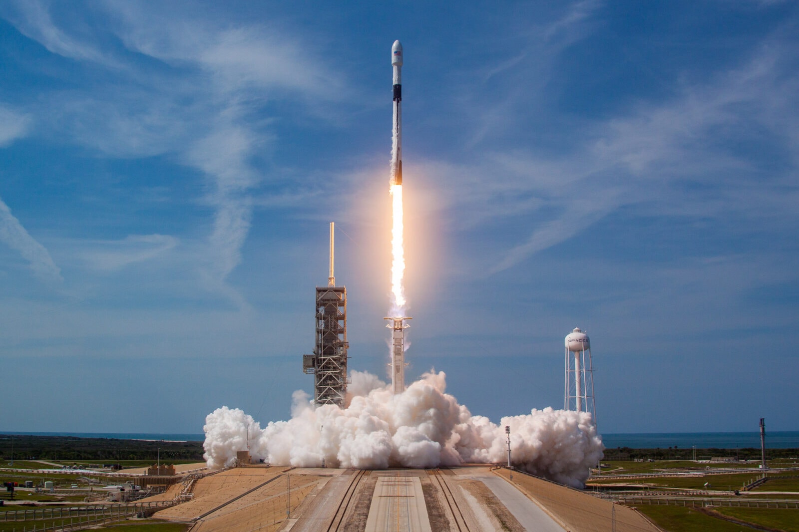 Dwadzieścia satelitów spadło z nieba. SpaceX ma problemy