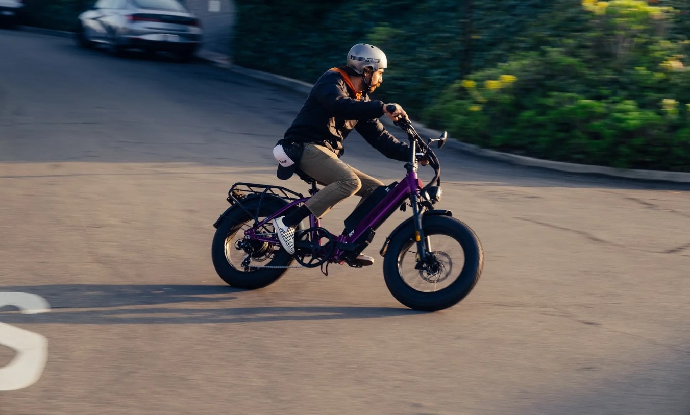 Elektryczny rower idealny? Przejedziesz nim po mieście i górach, a na koniec złożysz do kostki