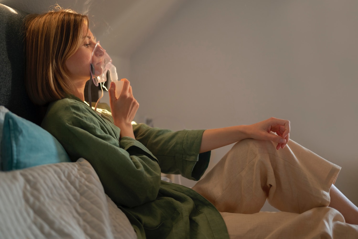 Kobieta robi inhalację – zdjęcie poglądowe /Fot. Freepik
