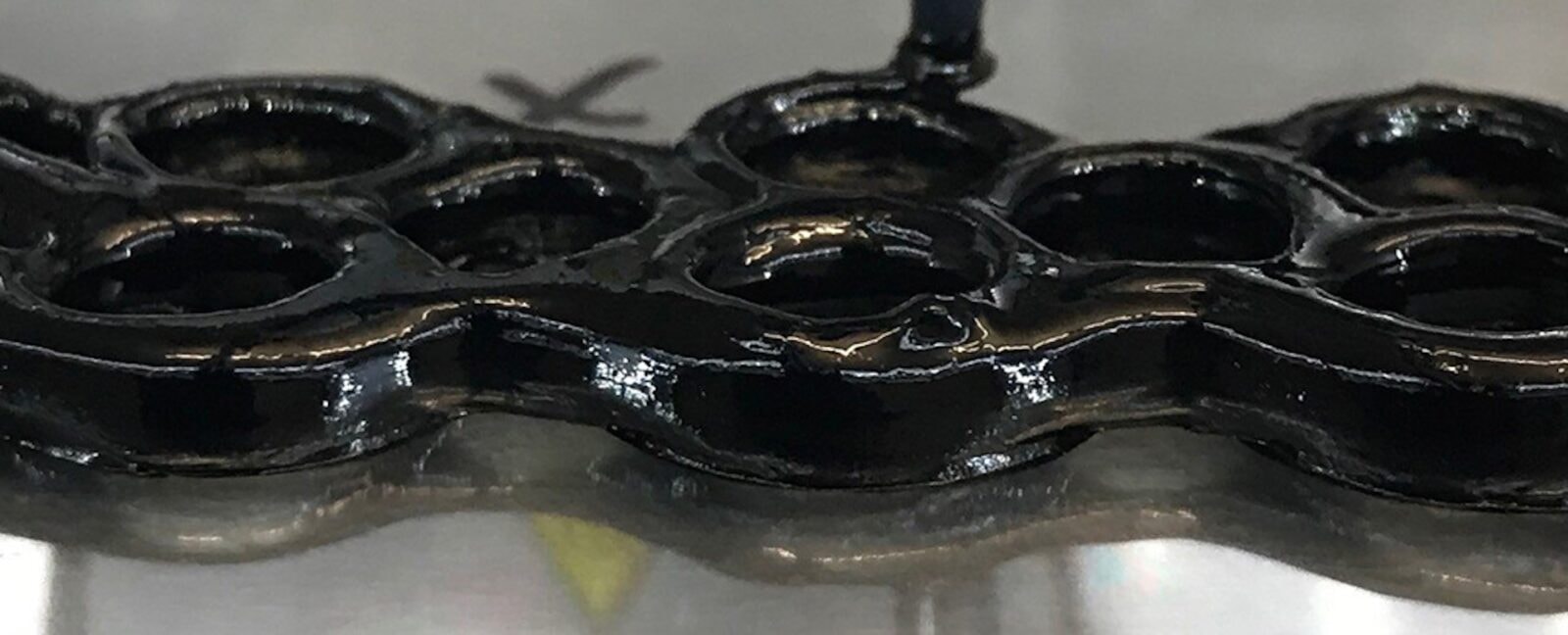 Zaskakujący materiał! Naukowcy stworzyli powłokę o adaptacyjnej wytrzymałości