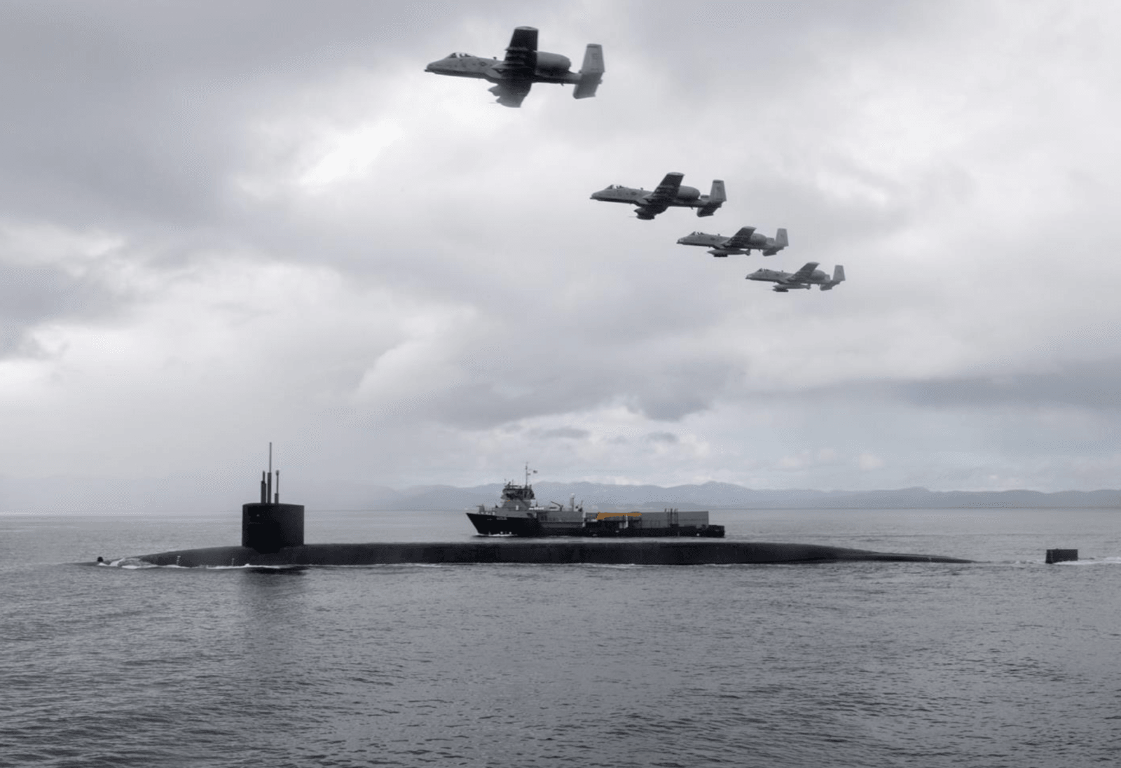 USS Nebraska z niezwykłą eskortą samolotów A-10 Warthog /Fot. US Navy
