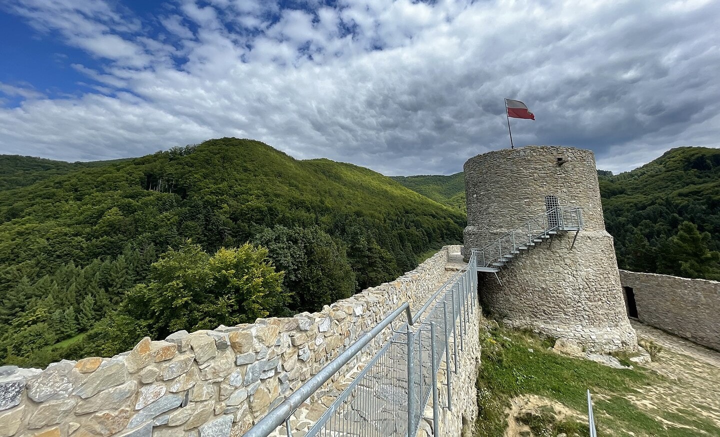 Zamek w Rytrze należy do grona najstarszych średniowiecznych warowni w Polsce / źródło: Automobilni, Wikimedia Commons, CC BY-SA 4.0

