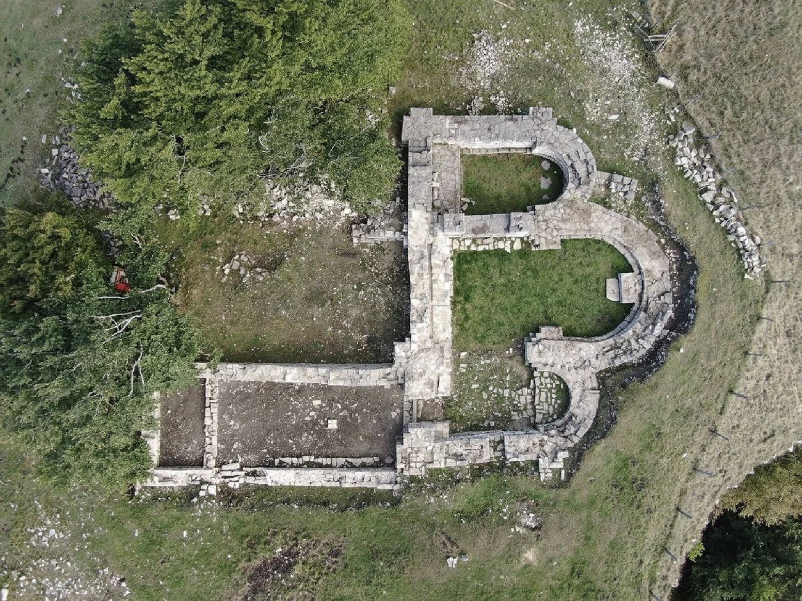Klasztor na szczycie góry skrywał coś znacznie starszego. To miejsce miało szczególne znaczenie