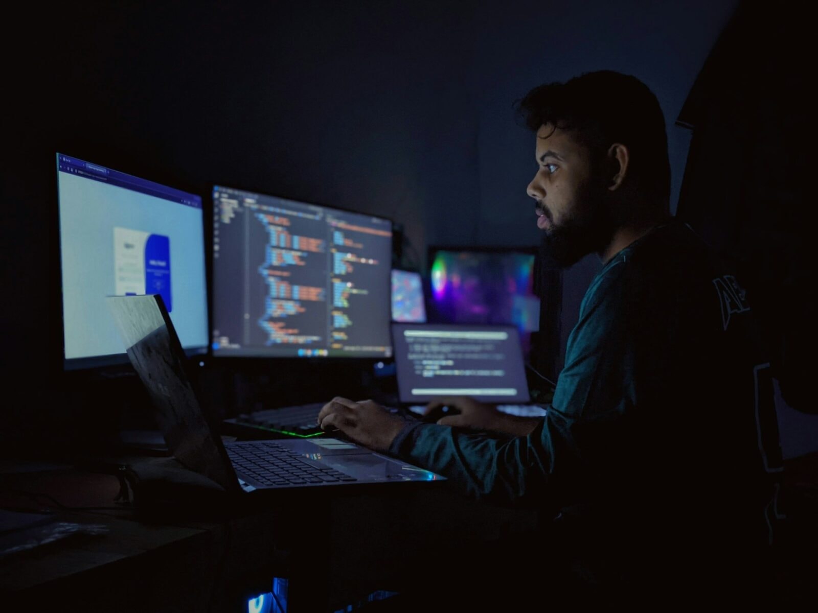 Mężczyzna pracujący przy komputerze &#8211; zdjęcie poglądowe /Fot. Unsplash
