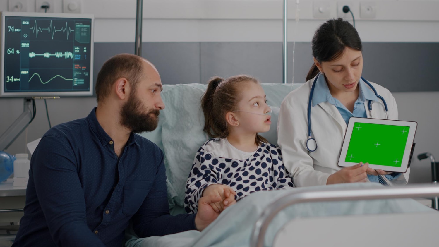 Dziecko w szpitalu ma prawo przebywać ze swoim rodzicem /Fot. Freepik
