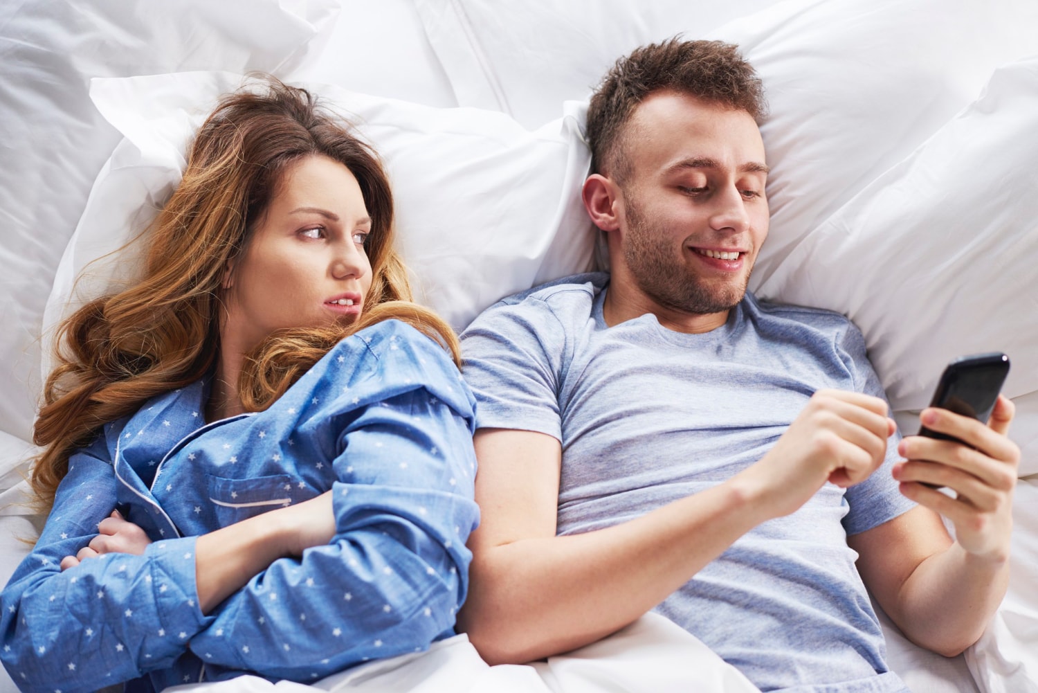 Kobieta i mężczyzna w łóżku – zdjęcie poglądowe /Fot. Freepik
