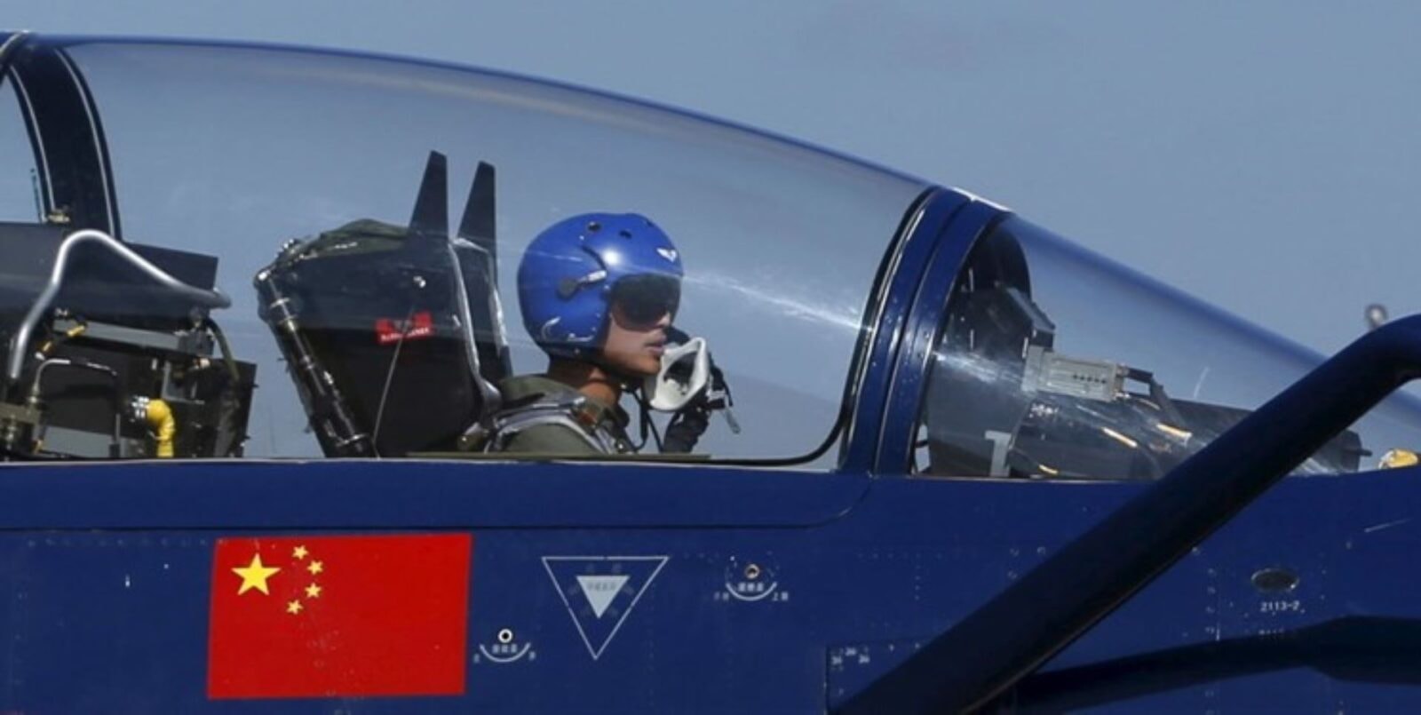 Zdjęcie poglądowe &#8211; chiński pilot w kabinie samolotu wojskowego
