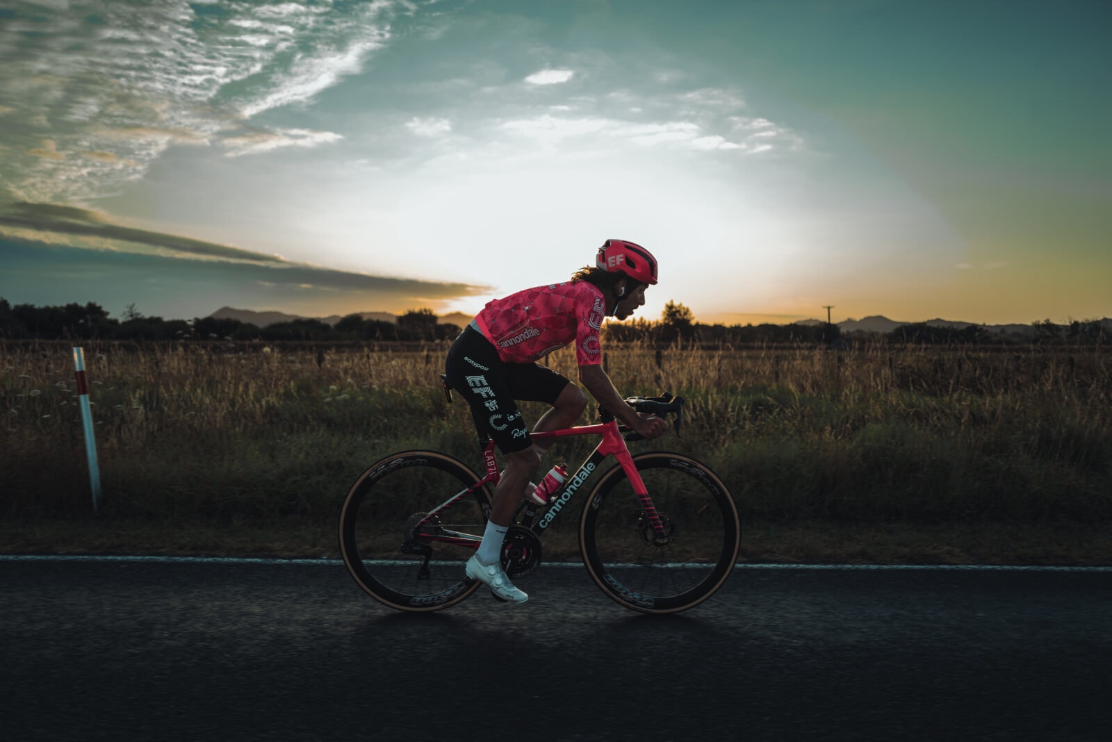 Lachlan Morton pokonał 648 km z Auckland do Wellington w 18 godzin i 28 minut /Fot. Rapha
