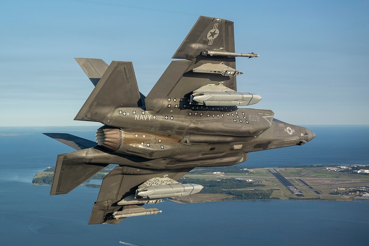 F-35 z pociskami LRASM
