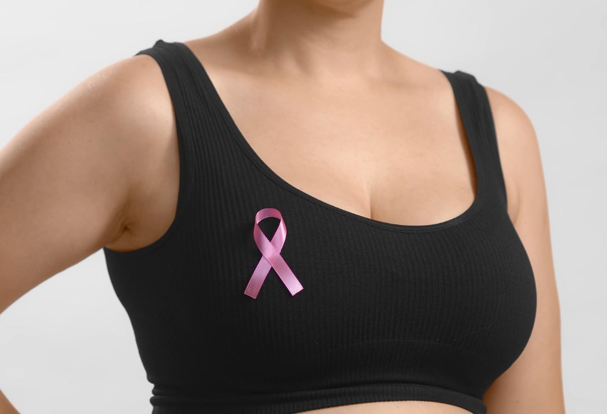 Różowa wstążka jest symbolem solidarności, nadziei i edukacji w walce z rakiem piersi /Fot. Freepik
