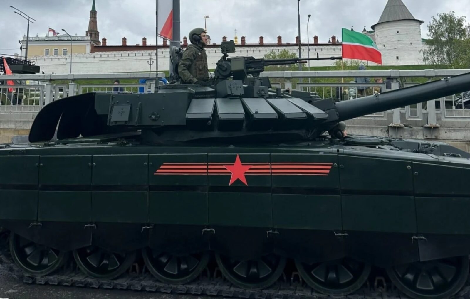 Rosyjski czołg T-72B3M z APS Arena-M
