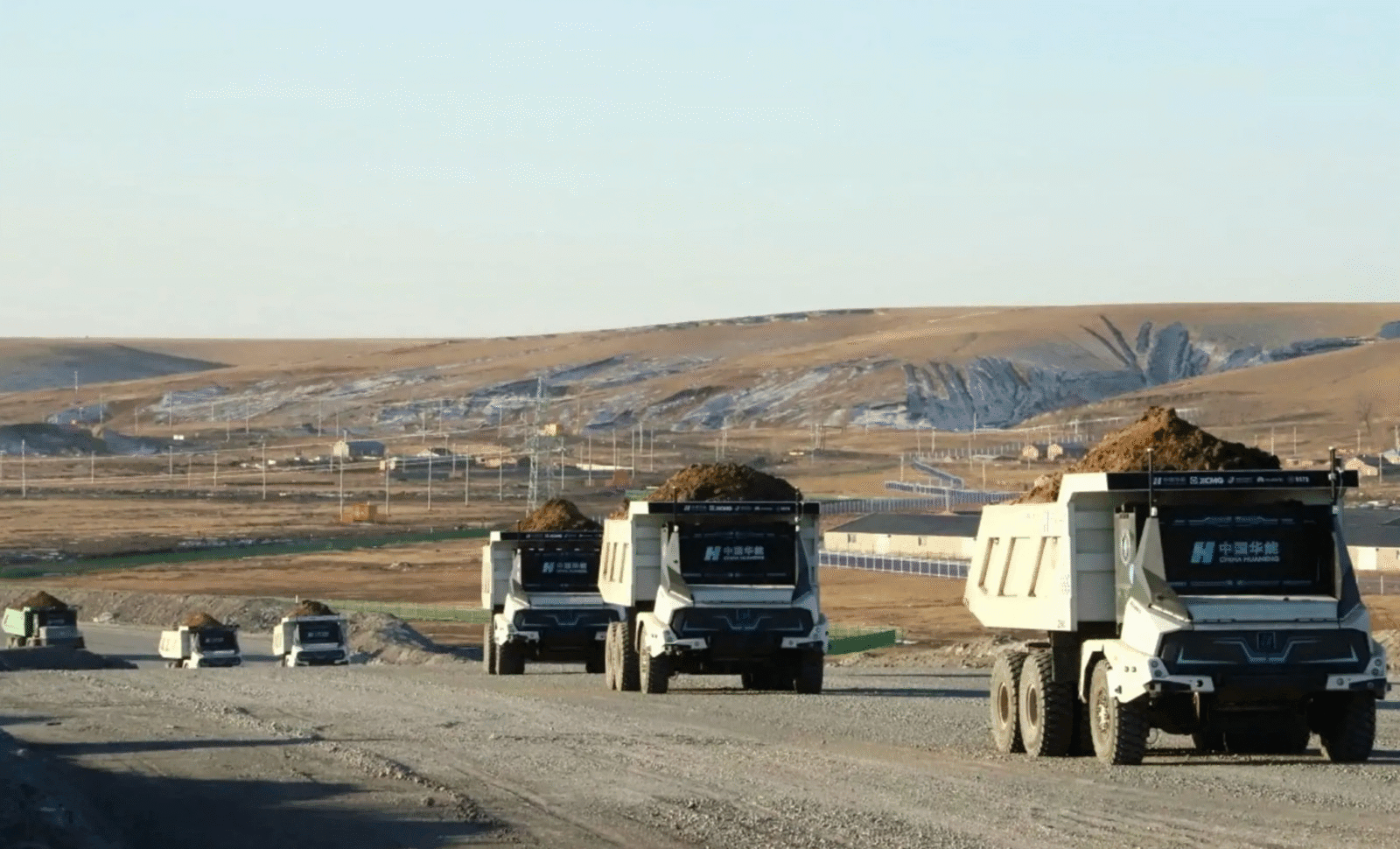 Autonomiczne ciężarówki w kopalni Yimin /Fot. Huaneng Group
