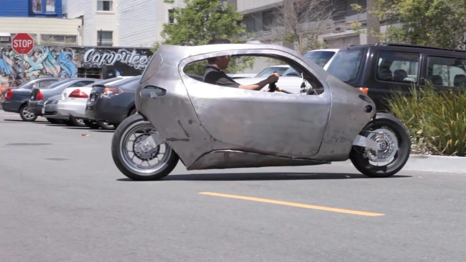 Ten motocykl nigdy się nie przewróci! Elektryczny pojazd przyszłości szuka inwestorów