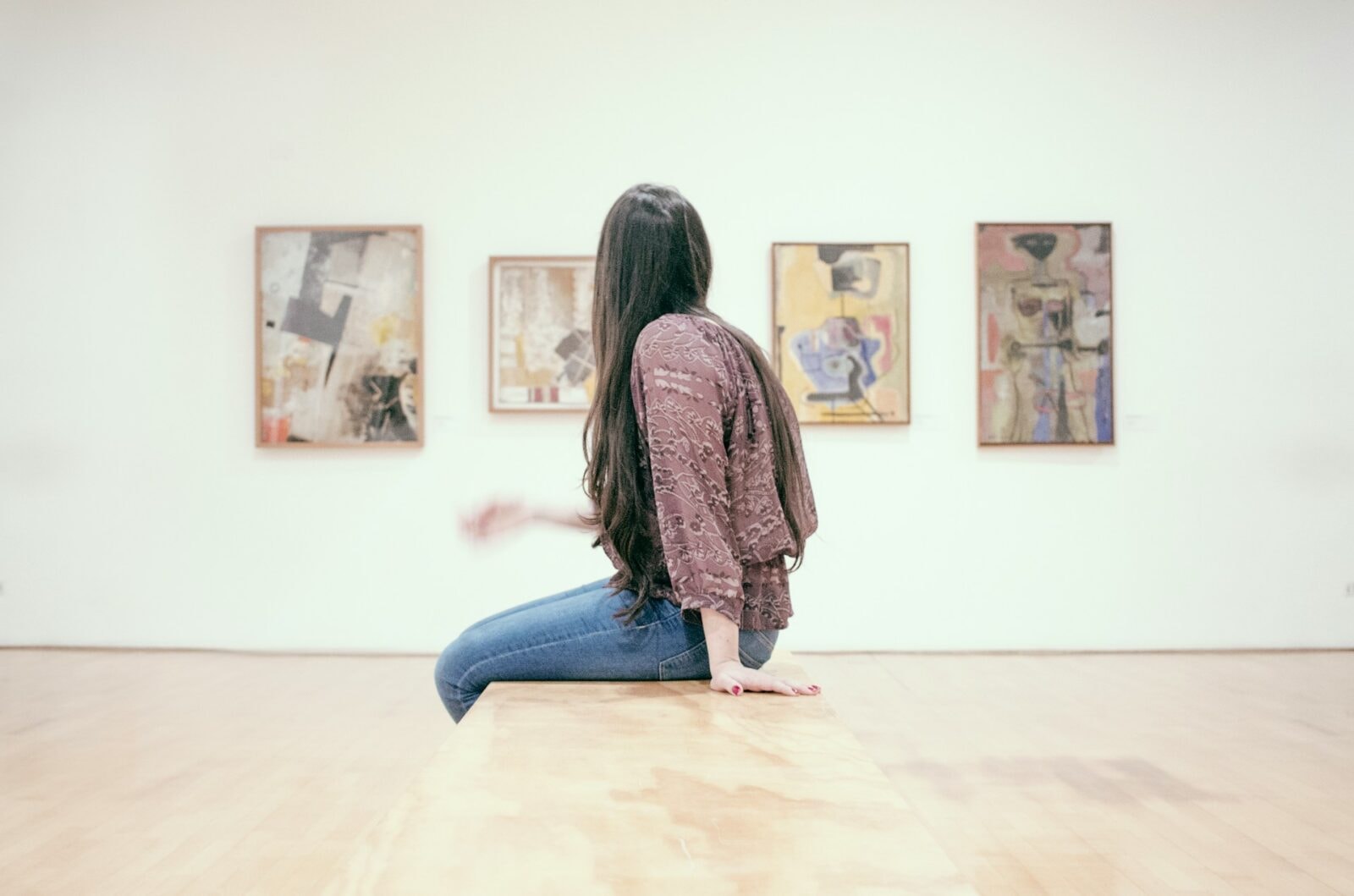 Kobieta w muzeum &#8211; zdjęcie poglądowe /Fot. Unsplash
