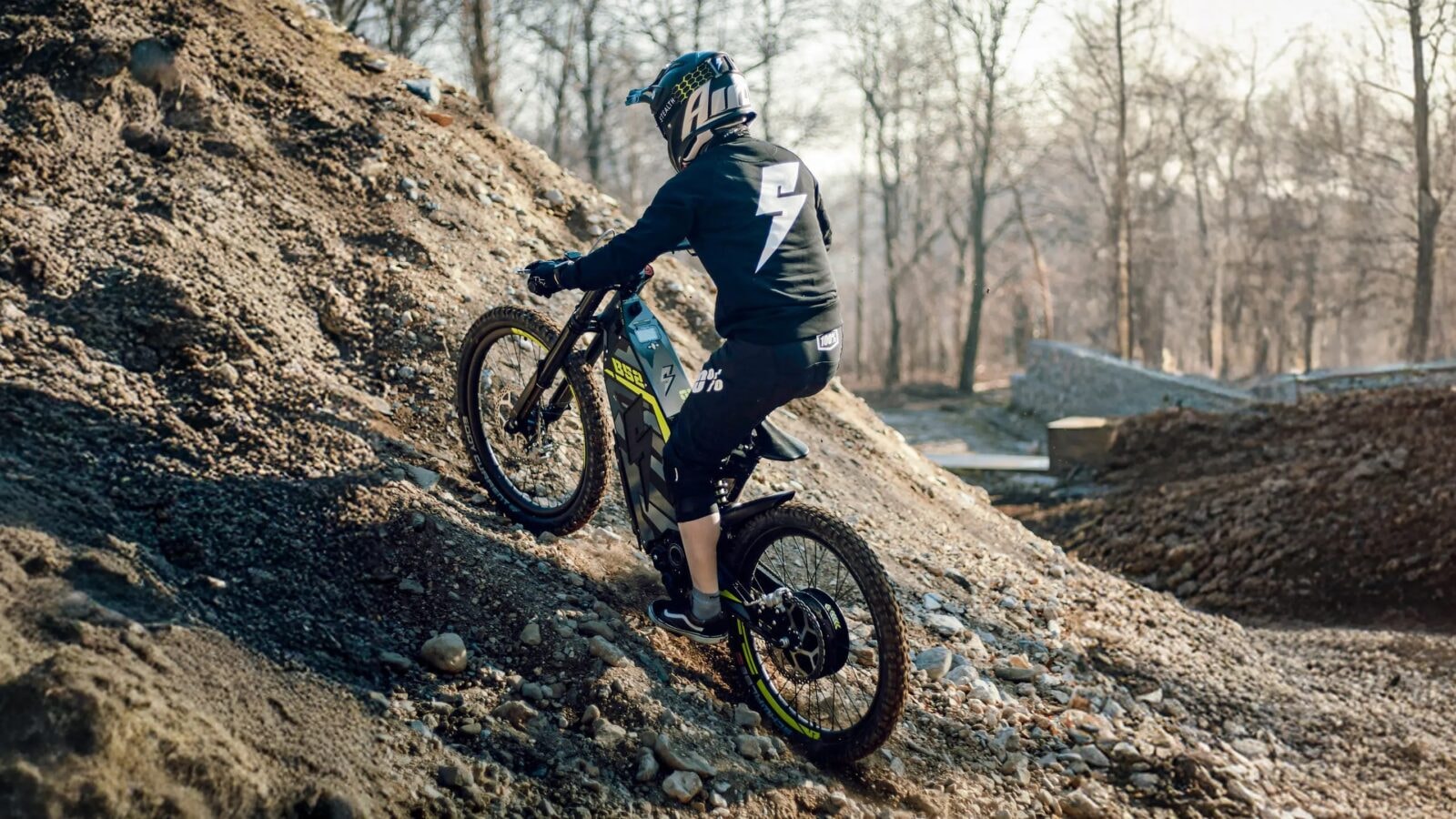 To prawdziwy elektryczny potwór. Stealth B-52R to rower dla drogowych rebeliantów