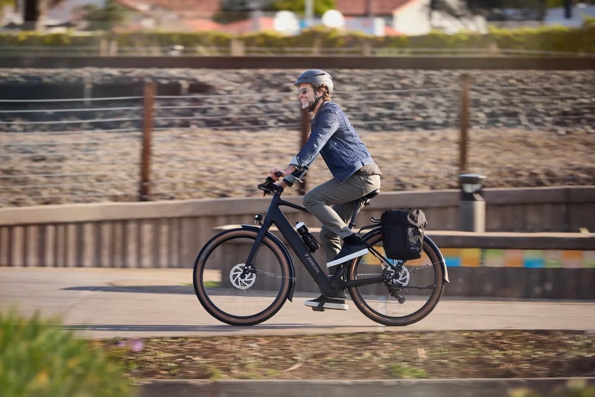 Trek FX+ 1 to rower z kartoteką. Nowy e-bike z manetką, która łamie europejskie zasady