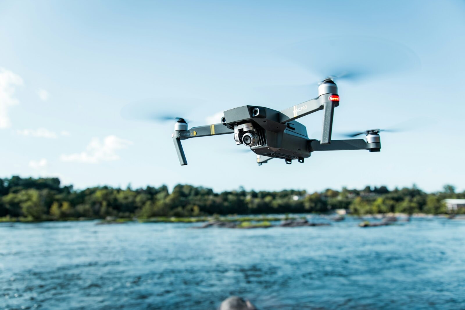 zakłócenia gps utrudniają latanie dronami i pływanie po bałtyku