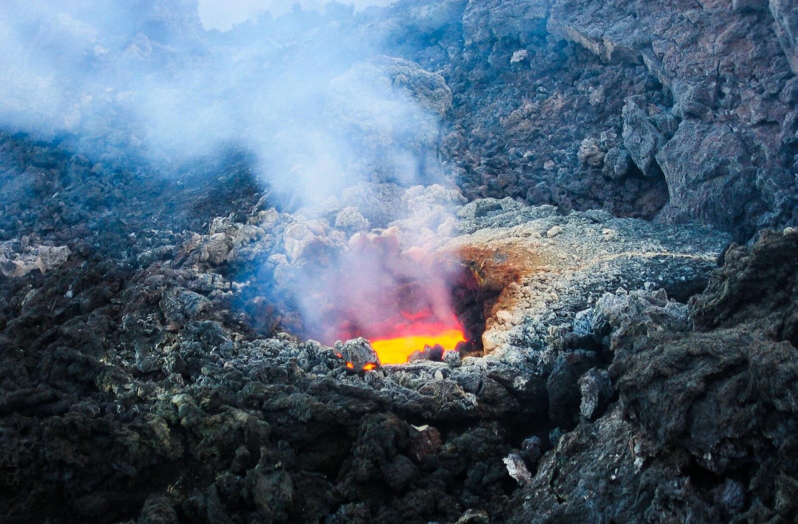 Gigantyczna erupcja Etny. Turyści w panice uciekają ze zboczy wulkanu