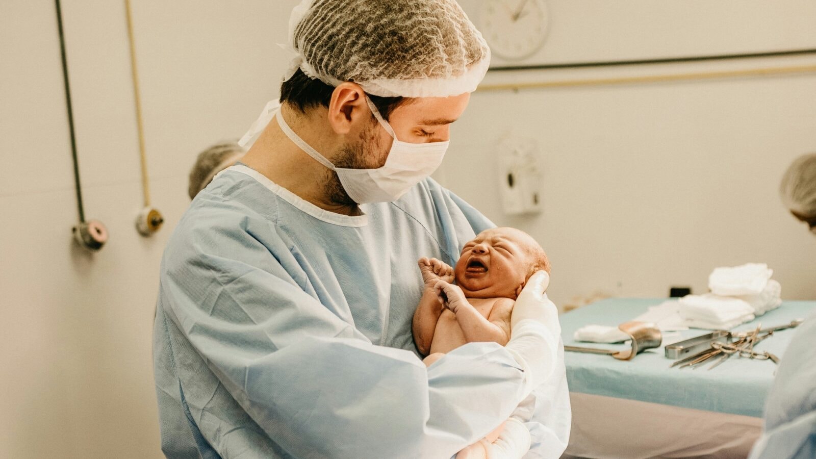 lekarz po odebraniu porodu