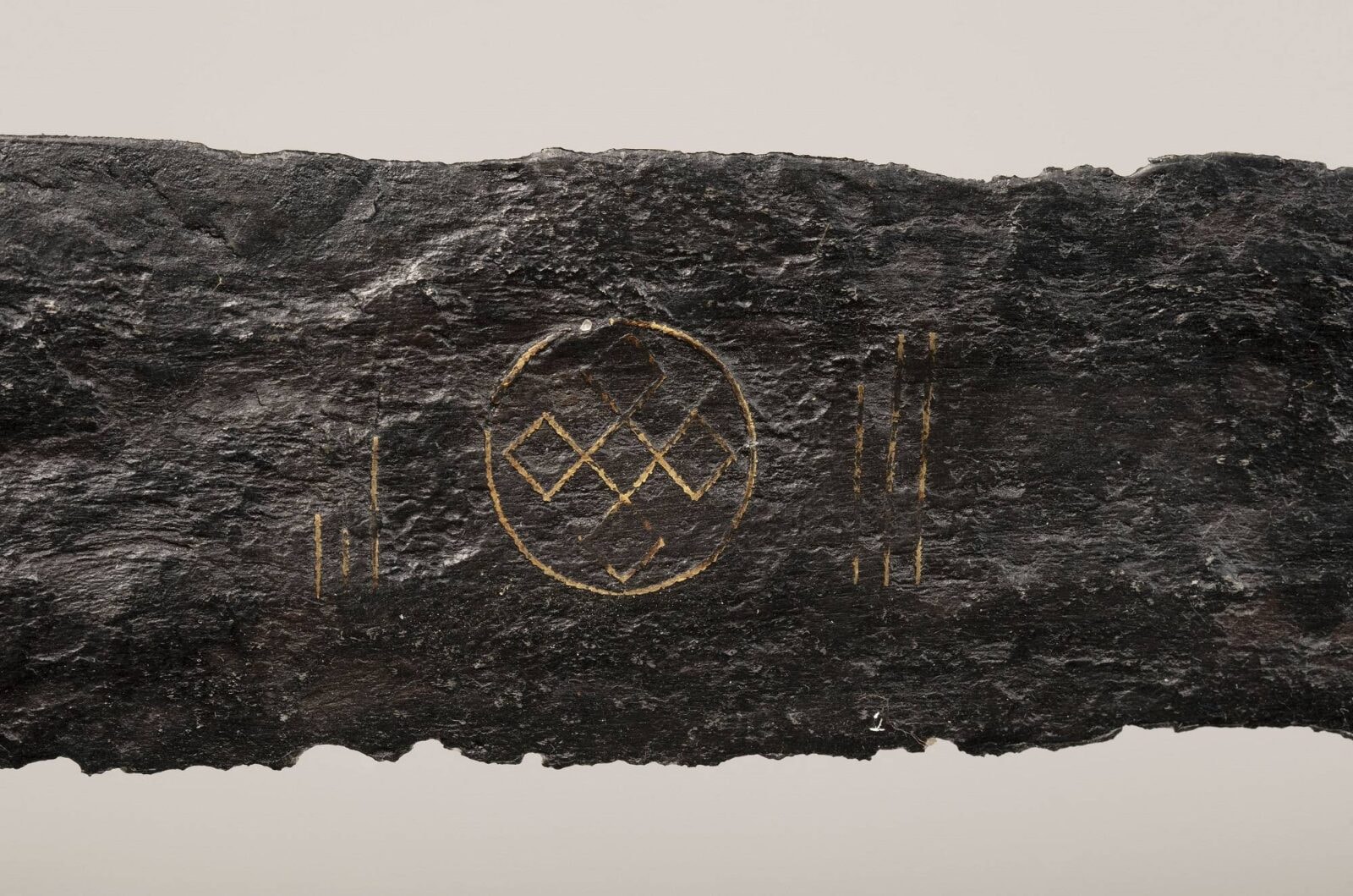 Średniowieczny oręż z zagadkowym symbolem odnaleziony w Holandii. Naukowcy rozwikłali jego znaczenie