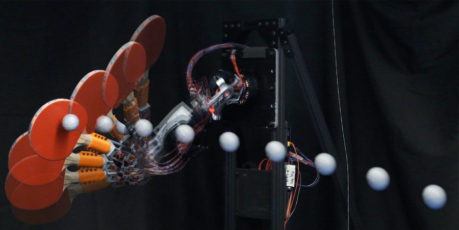 Zdjęcia poklatkowe pokazują nowego robota grającego w ping-ponga /Fot. MIT
