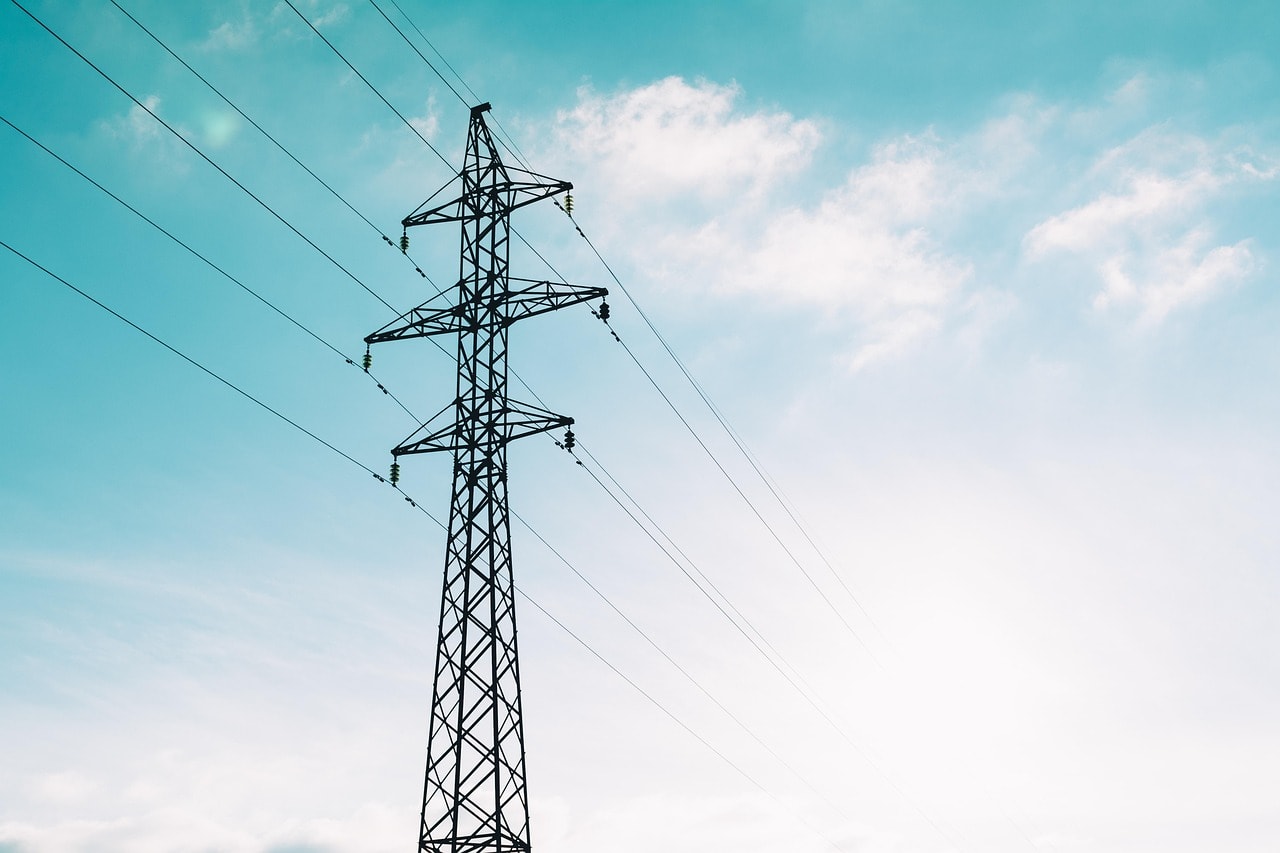 Zamrożenie cen energii przedłużone. Rząd obiecuje niższe rachunki i energetyczną ofensywę