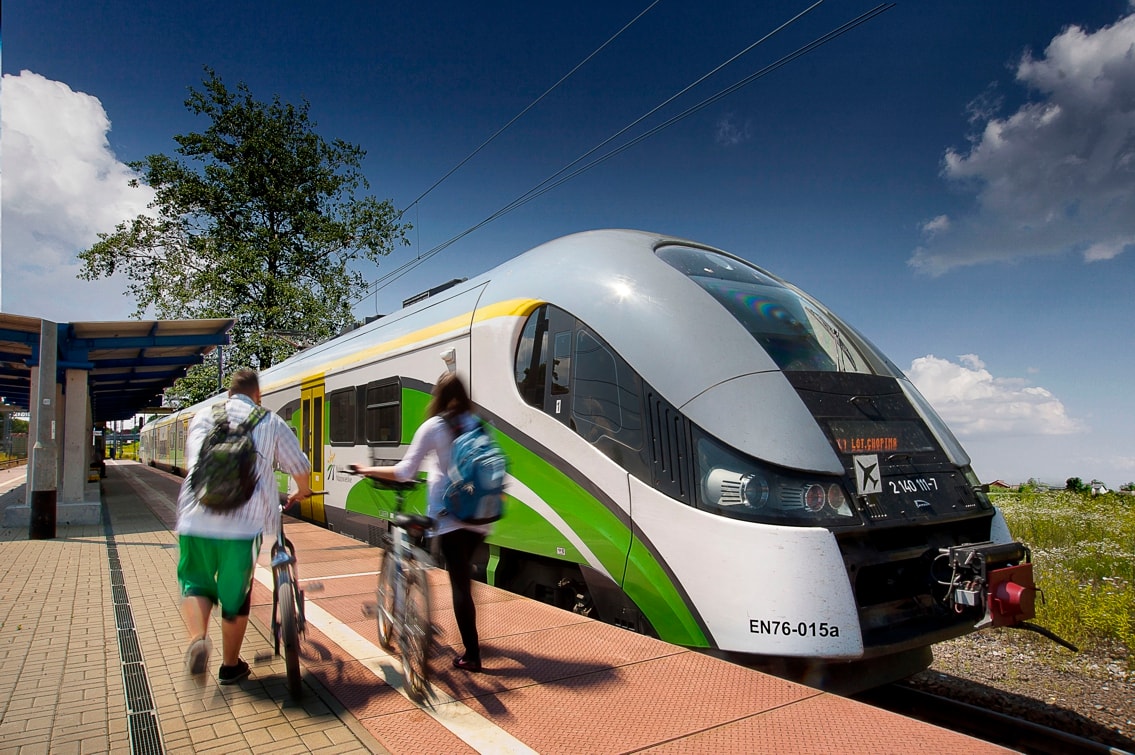 pociąg kolei mazowieckich i pasażerowie z rowerami