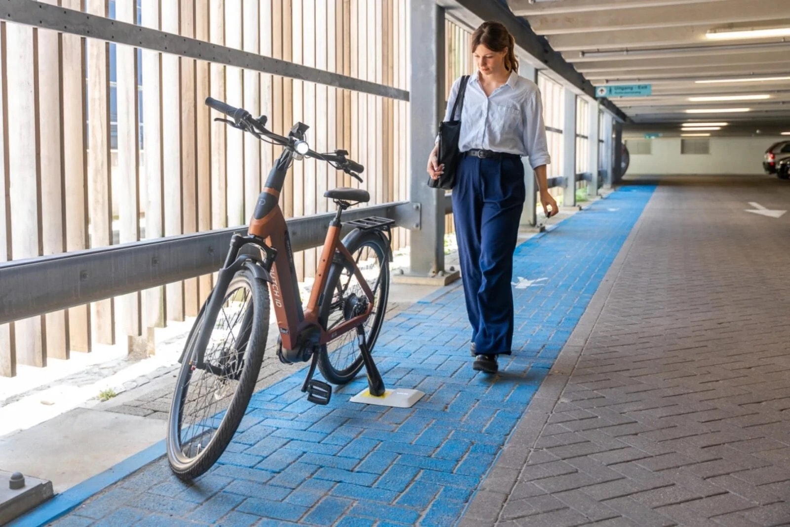 Holenderski wynalazek zmienia przyszłość rowerów elektrycznych. Wystarczy zaparkować i gotowe