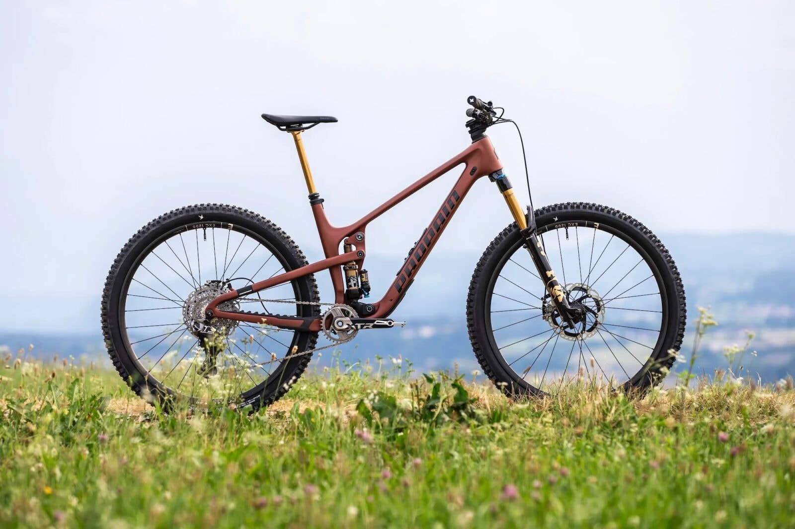 Niemcy zmniejszają zawieszenie w rowerach górskich. Propain Hugene wywraca branżę do góry nogami