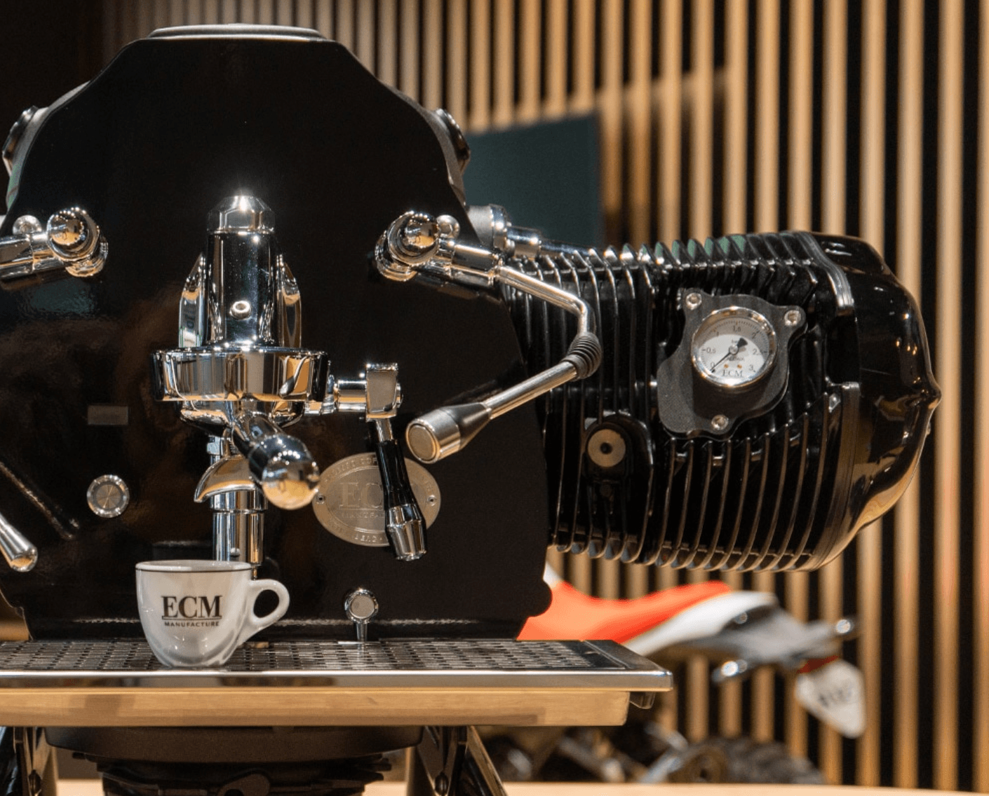 Kawa prosto z silnika? BMW z ECM tworzą najbardziej „motocyklowy” ekspres roku