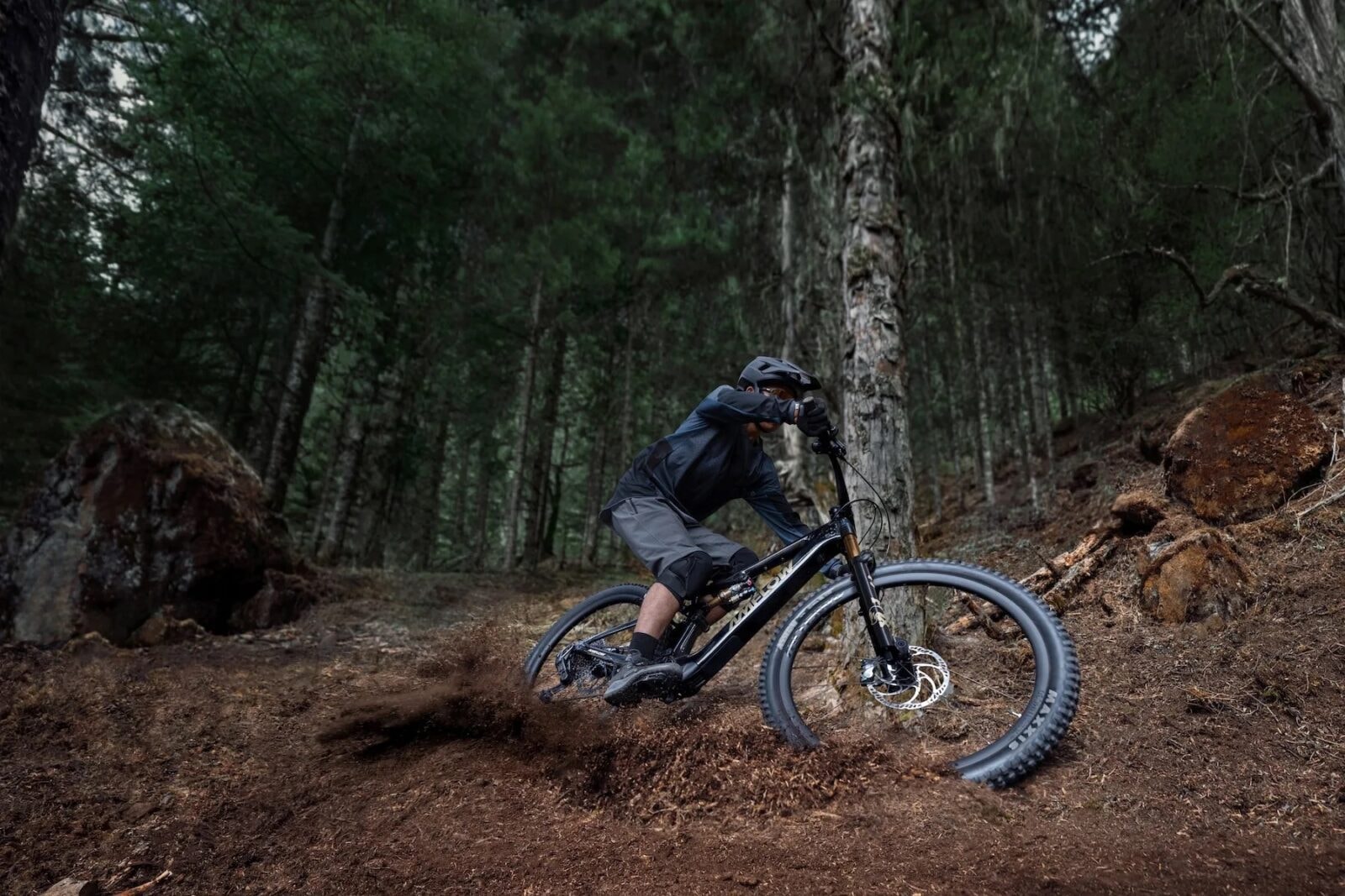 Elektryczny rower górski z silnikiem jak w dronie. Amflow PL ma moc 1000W i ładuje się błyskawicznie