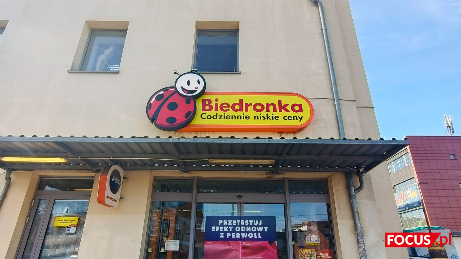 szyld sklepu biedronka