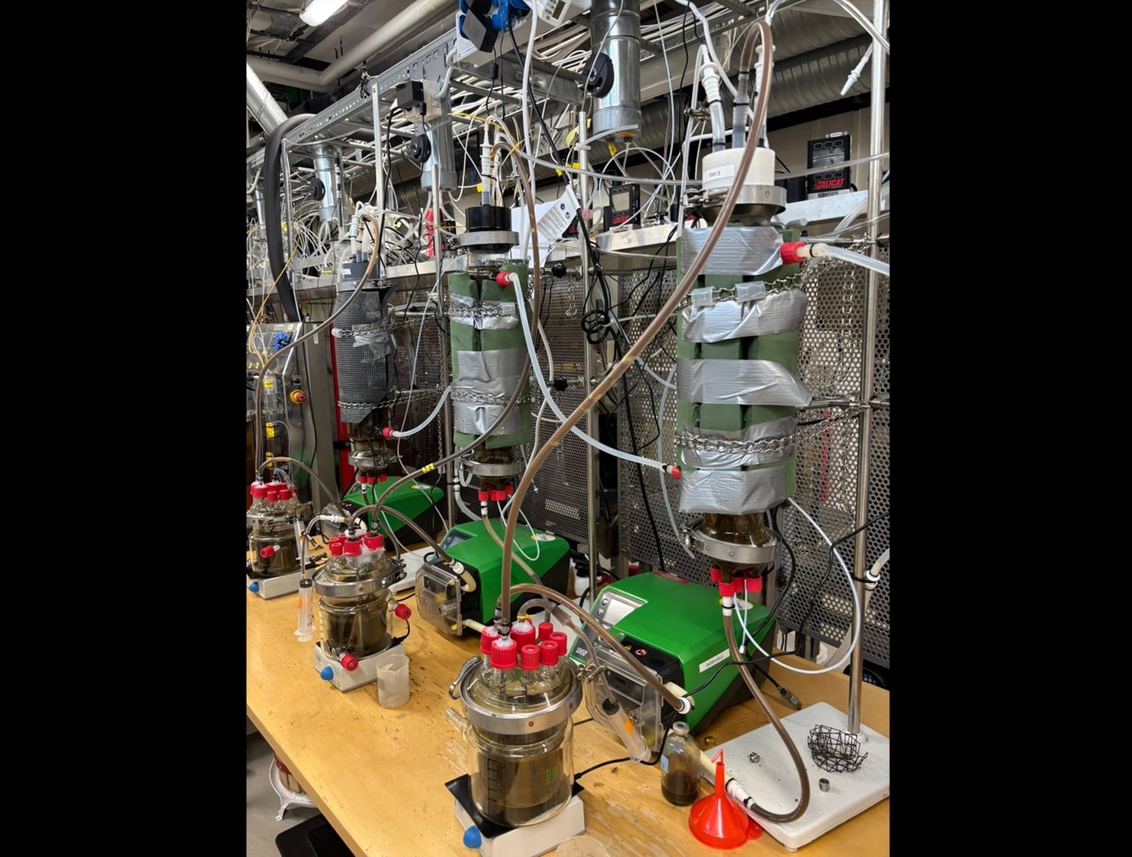 Biofilmy zamieniają gazy cieplarniane w czysty metan. Norweski wynalazek osiąga 96% skuteczności